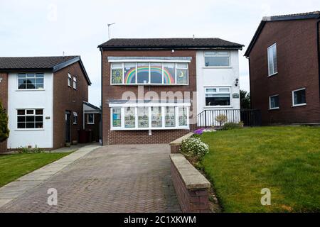 Casa decorata con arcobaleno NHS durante il periodo di chiusura del Covid-19 del 2020 Foto Stock