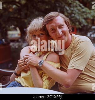 Krüger, deutscher Komiker, Schauspieler und Sänger, mit Ehefrau Birgit, Hamburg, Deutschland um 1983. Il comico, attore e cantante tedesco Mike Krueger con la moglie Birgit ad Amburgo, Germania, intorno al 1983. Foto Stock