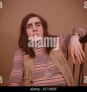 George Walker, Musiker der deutschen Krautrock Band 'George Walker & Company', bei einem Fotoshooting ad Amburgo, Deutschland um 1970. Il musicista tedesco George Walker della band Krautrock 'George Walker & Company' durante un'operazione di ripresa fotografica ad Amburgo, Germania intorno al 1970. Foto Stock