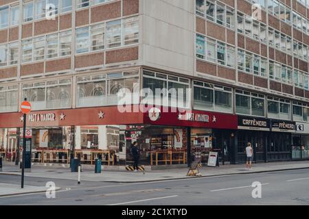 Londra, UK - 13 giugno 2020: La gente socialmente distanza coda nel centro di Londra fuori Pret A Manger, una catena internazionale popolare del paninoteca con a. Foto Stock