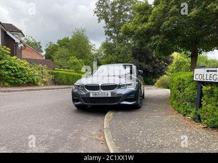 Un'auto parcheggiata su un marciapiede a Surrey, Inghilterra. Il blocco dei marciapiedi per i pedoni è diventato un problema crescente nel Regno Unito e nel Regno Unito Foto Stock