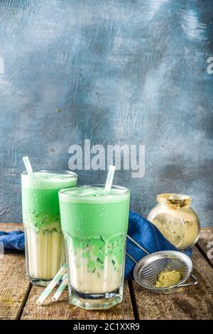 Bevanda estiva fredda, tè matcha latte in stile caffè Dalgona, con tè matcha montato e latte vegano biologico freddo non caseario. Foto Stock