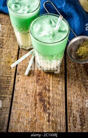 Bevanda estiva fredda, tè matcha latte in stile caffè Dalgona, con tè matcha montato e latte vegano biologico freddo non caseario. Foto Stock