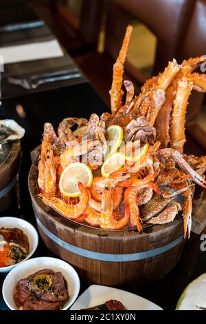 Frutti di mare sulla benna di ghiaccio Foto Stock