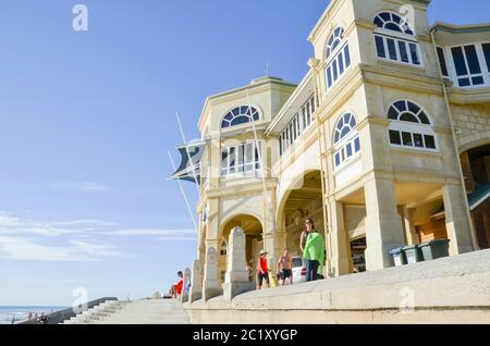 Guardando verso l'alto le persone che camminano oltre il Cottesloe Beach Pavilion a Perth, Australia Occidentale Foto Stock