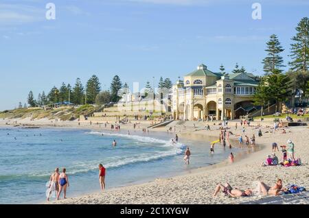Cottesloe Beach e il padiglione sulla spiaggia a Perth, Australia Occidentale nell'aprile 2012 Foto Stock