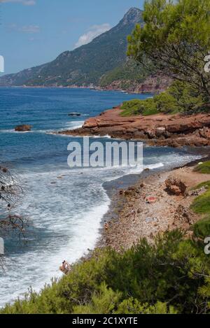 Es Corrals Fais, una remota spiaggia di ciottoli con poche persone che si rilassano su di essa, relax su di essa, vicino Banyalbufar, costa settentrionale di Maiorca, agosto. Foto Stock