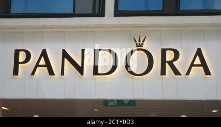 Londra, Regno Unito. 15 giugno 2020. Logo Pandora visto in uno dei loro rami. Credit: Keith Mayhew/SOPA Images/ZUMA Wire/Alamy Live News Foto Stock