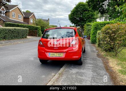 Un'auto parcheggiata su un marciapiede a Surrey, Inghilterra. Il blocco dei marciapiedi per i pedoni è diventato un problema crescente nel Regno Unito e nel Regno Unito Foto Stock