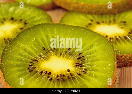 tagliare le fette di frutta kiwi da vicino. Messa a fuoco selettiva Foto Stock
