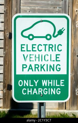 Cartello di parcheggio per veicoli elettrici presso una stazione di ricarica per veicoli elettrici Woodstock Ontario Canada Foto Stock