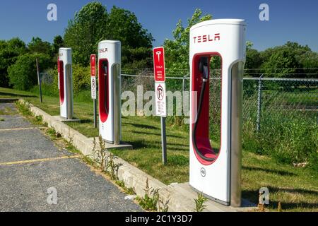 Stazione di ricarica per auto elettriche Tesla rete di ricarica in Woodstock Ontario Canada segnale di parcheggio Foto Stock