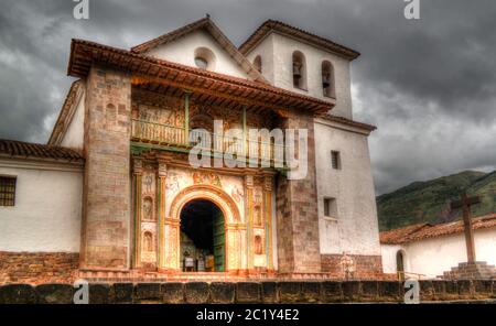 Facciata vista sulla chiesa di San Pietro di Andahuaylillas, Cuzco, Perù Foto Stock