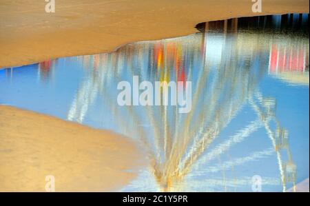 Riflesso della ruota panoramica in piscina d'acqua sulla spiaggia Foto Stock