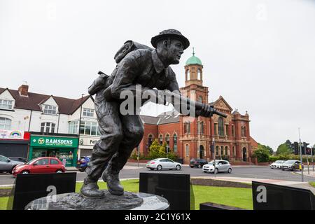 Statua di Stanley Elton Hollis,in Middlesbrough,l'Inghilterra,UK.Ha vinto il solo Victoria Cross assegnato su D GIORNO (6 giugno 1944) Foto Stock