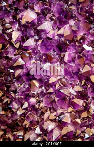 Cristallo viola ametista. Cristalli minerali in ambiente naturale. Consistenza di gemma preziosa e semireciosa Foto Stock