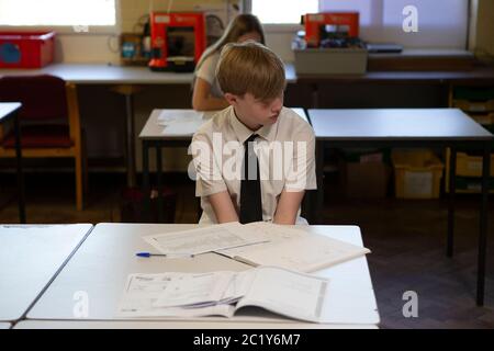 STANFORD LE HOPE, INGHILTERRA, 16 GIUGNO - un anno 10 allievo con lavoro davanti a lui. La scuola Ortu Gable Hall di Corringham, Essex, torna dopo una lunga pausa a causa della pandemia COVID-19 di martedì 16 giugno 2020. (Credit: Jacques Feeney | MI News) Credit: MI News & Sport /Alamy Live News Foto Stock