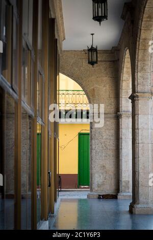 Bella architettura coloniale di stile spagnolo, centro storico, Havana Vieja, l'Avana, Cuba Foto Stock