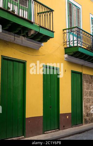 Bella architettura coloniale di stile spagnolo, centro storico, Havana Vieja, l'Avana, Cuba Foto Stock