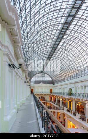 Russia, Mosca, 25 settembre 2017: Petrovsky Passage Store. Via Petrovka, 10. Dettaglio dell'architettura del tetto in vetro. Galleria di negozi Foto Stock