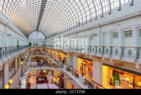 Russia, Mosca, 25 settembre 2017: Petrovsky Passage Store. Via Petrovka, 10. Dettaglio dell'architettura del tetto in vetro. Galleria di negozi Foto Stock