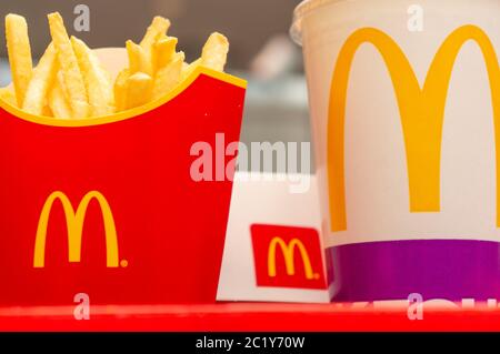 Mosca, Russia, marzo 15 2018: McDonald's Big Mac hamburger menu, French Fries e Coca Cola. Fast food. Snack nel bar dinn Foto Stock