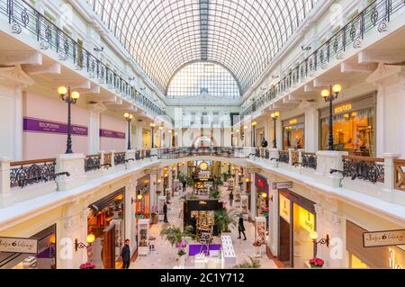 Russia, Mosca, 25 settembre 2017: Petrovsky Passage Store. Via Petrovka, 10. Dettaglio dell'architettura del tetto in vetro. Galleria di negozi Foto Stock