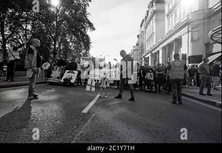 Padre e figlio della Democratic Football Lads Alliance (DFLA) marzo, Londra, Regno Unito. 13 ottobre 2018 Foto Stock