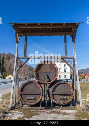 Tre grandi vecchi barili di birra in una strada in Baviera Foto Stock