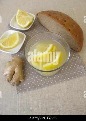 Kvass, birra fatta in casa con zenzero e limone Foto Stock