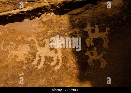 Graffiti Rock (Musayqirah petroglifi Qaryat al Asba), Provincia di Riyadh, Arabia Saudita Foto Stock