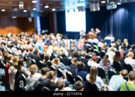 Altoparlante dando la presentazione sul piano scientifico conferenze di affari. Foto Stock