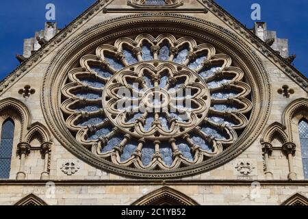 York Minster Rose Window nel transetto Sud, la finestra originale fu danneggiata da un incendio nel tetto del transetto Sud nel 1984 Foto Stock