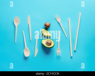 Semi di Avocado biodegradabili posate monouso. Bioplastica - grande alternativa alla plastica posate monouso. La minima nozione su sfondo blu. Foto Stock