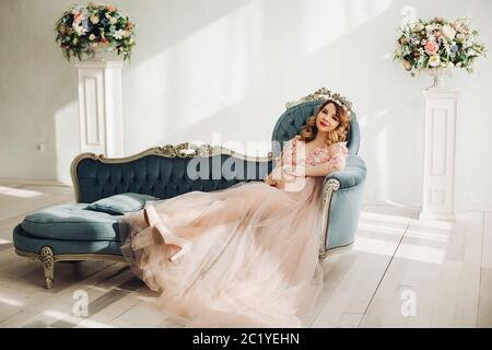 Elegante futura madre in posa lungo abito in polvere. Foto Stock