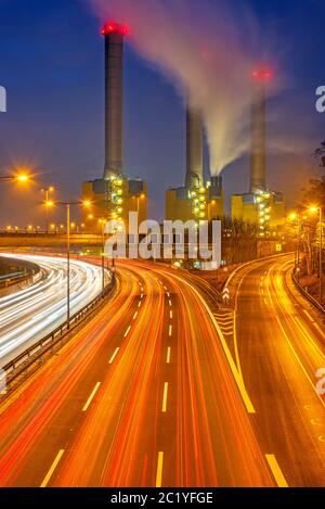 La stazione di alimentazione e l'autostrada all'alba visto a Berlino, Germania Foto Stock