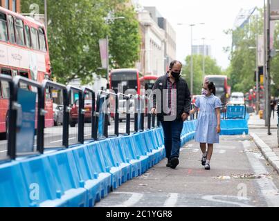 Bambini che indossano maschere durante la pandemia del coronavirus. A piedi, lo spazio pedonale per Londra, fuori dalla stazione di Waterloo. Londra, Regno Unito. 7 giugno 2020. CONSE Foto Stock