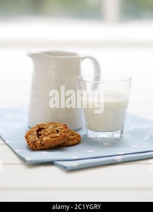 Latte e biscotti Foto Stock