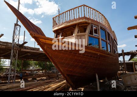 Dhow tradizionale in costruzione nel molo di sur, Oman Foto Stock