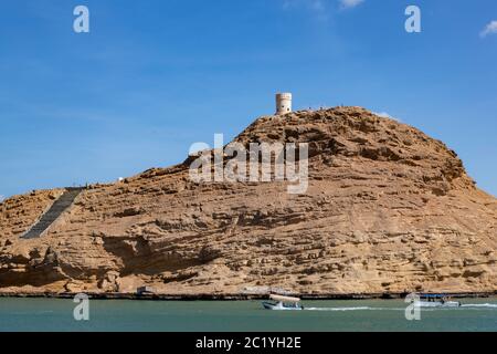 Tradizionale torre di guardia sulla collina di al Ayjah, di fronte alla laguna di sur in Oman Foto Stock