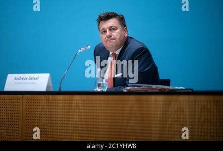 Berlino, Germania. 16 Giugno 2020. Andreas Geisel (SPD), senatore dell'interno di Berlino, commenta le decisioni del governo di Berlino in una conferenza stampa dopo la riunione del Senato di Berlino nel Municipio Rosso. Nella sua sessione, il Senato di Berlino ha discusso, tra l'altro, di un ulteriore allentamento delle restrizioni dovute alla pandemia della corona e all'ammissione dei rifugiati dalla Grecia. Credit: Bernd von Jutrczenka/dpa/Alamy Live News Foto Stock