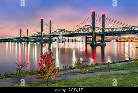 Ponti sul fiume Ohio tra Louisville, Kentucky e Jeffersonville, Indiana Foto Stock