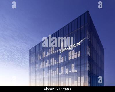 15 giugno 2020, solo per uso editoriale, 3D CGI. Logo SpaceX Signage sulla parte superiore dell'edificio in vetro. Luogo di lavoro nella sede centrale di High-Rise Office di notte. Foto Stock
