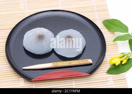 Pasticceria tradizionale giapponese, dolci Daifuku mochi su tavola di bambù Foto Stock