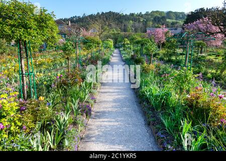 France Eure Giverny 04-2018: Giardino e casa di Claude Monet. Tra le altre attrazioni vi è il Museo dell'Impressionismo Giverny, dedicato alla storia di Foto Stock