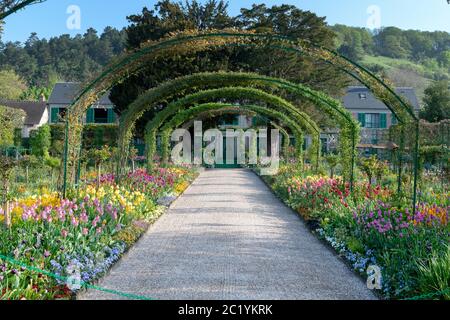 France Eure Giverny 04-2018: Giardino e casa di Claude Monet. Tra le altre attrazioni vi è il Museo dell'Impressionismo Giverny, dedicato alla storia di Foto Stock