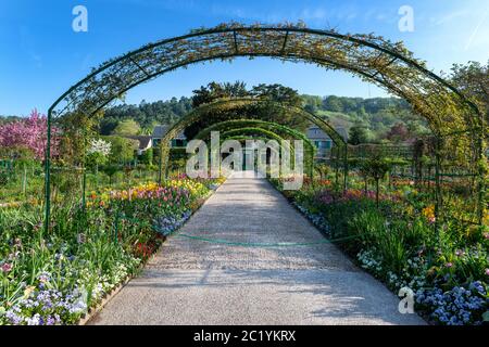 France Eure Giverny 04-2018: Giardino e casa di Claude Monet. Tra le altre attrazioni vi è il Museo dell'Impressionismo Giverny, dedicato alla storia di Foto Stock