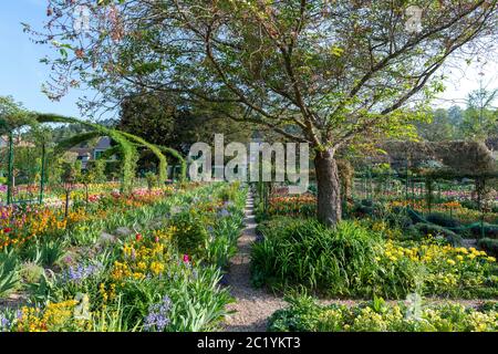 France Eure Giverny 04-2018: Giardino e casa di Claude Monet. Tra le altre attrazioni vi è il Museo dell'Impressionismo Giverny, dedicato alla storia di Foto Stock