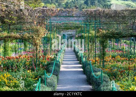 France Eure Giverny 04-2018: Giardino e casa di Claude Monet. Tra le altre attrazioni vi è il Museo dell'Impressionismo Giverny, dedicato alla storia di Foto Stock