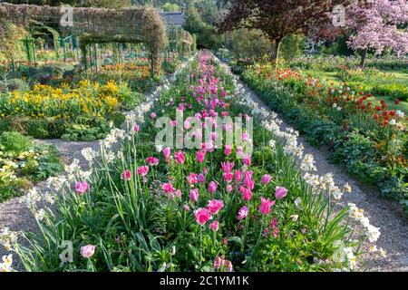 France Eure Giverny 04-2018: Giardino e casa di Claude Monet. Tra le altre attrazioni vi è il Museo dell'Impressionismo Giverny, dedicato alla storia di Foto Stock